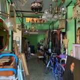 All�interno, dalle pareti verdi, trovano posto oggetti di ogni tipo: lampadari, orologi, biciclette, quadri, mobili
